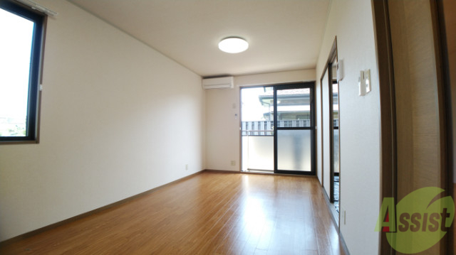 居室・リビング　９帖のリビングは収納と窓があり、陽の光が気持ちよく差します