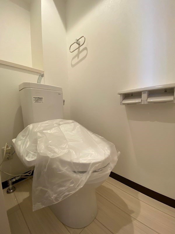 トイレ　落ち着いた色調のトイレです