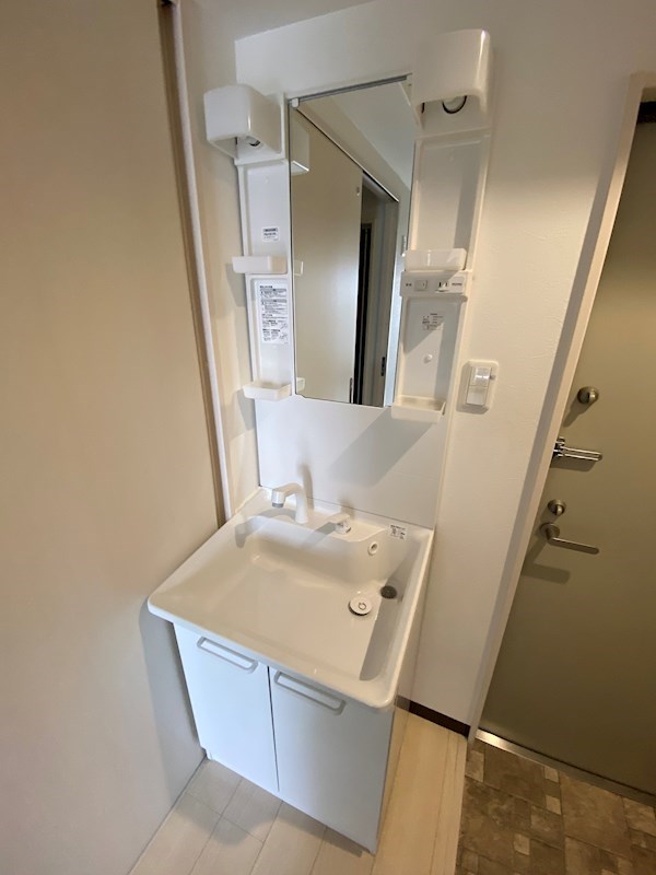 洗面設備　独立洗面台、小物を置くことができて便利です