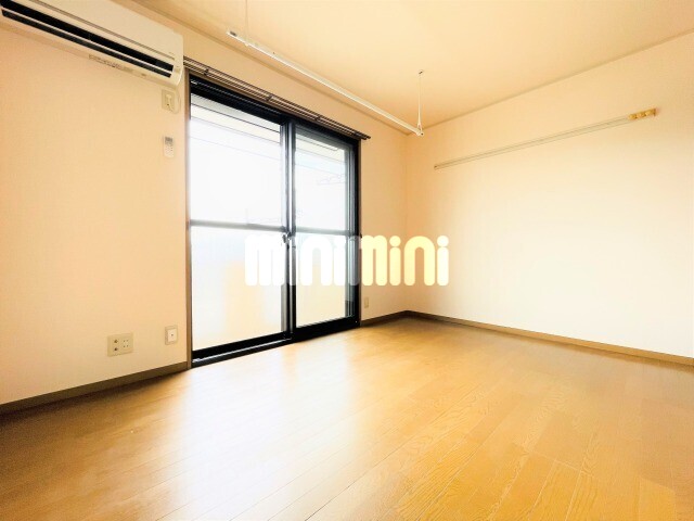 居室・リビング　写真は別号室です。