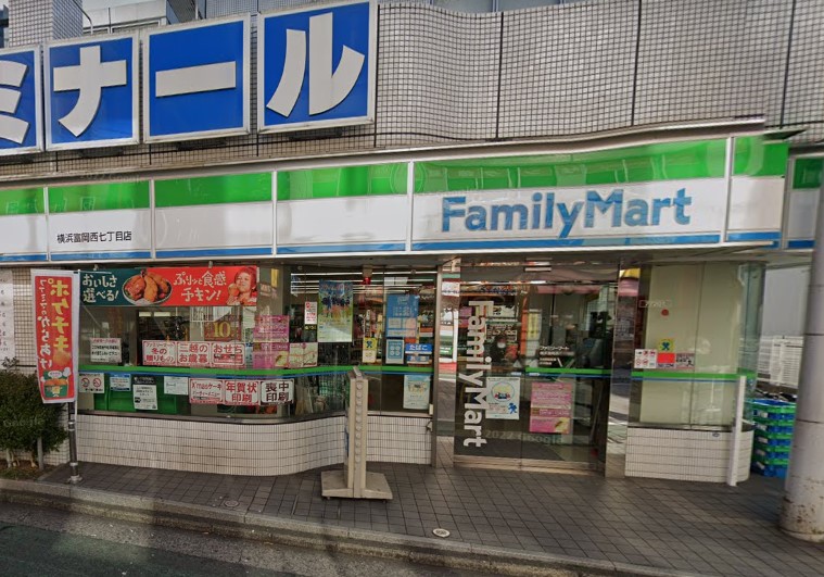 コンビニ　ファミリーマート（コンビニ）まで705m