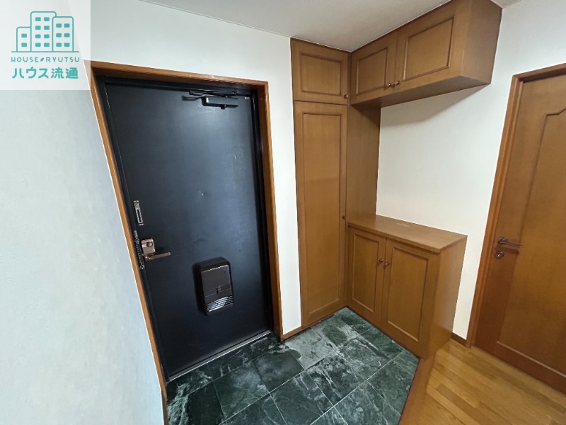 玄関　写真は別号室です。