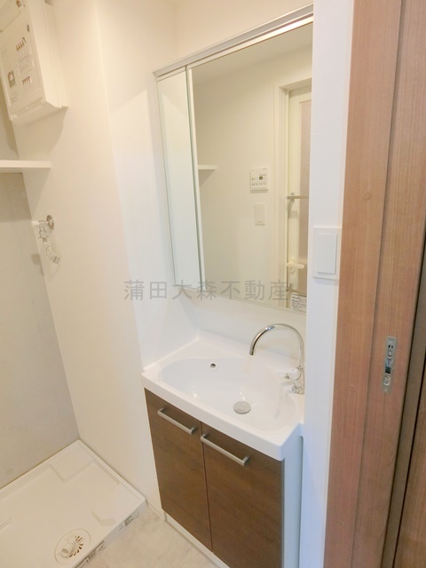 洗面設備　2面鏡の独立洗面台　洗面d夏井序