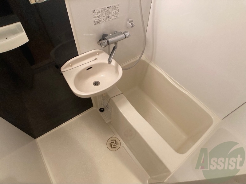 バス・シャワールーム　バスルームはこちらです。広々としてゆったり休めます。