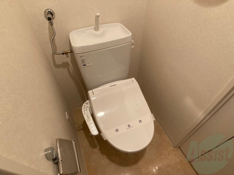 トイレ　ウォシュレット機能がついたトイレです。安心して使用できます。