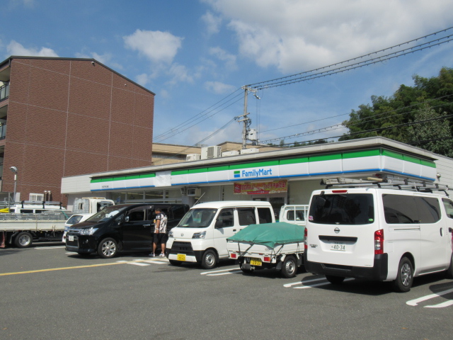 コンビニ　ファミリーマート（コンビニ）まで2388m
