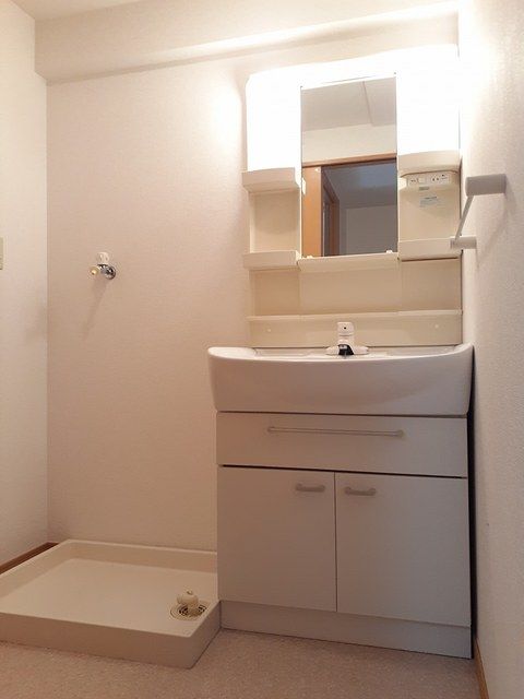 洗面設備　同物件の別部屋になります。