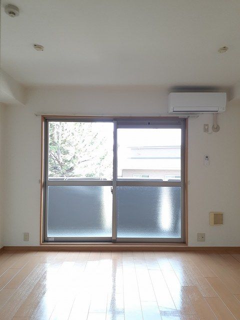 居室・リビング　同物件の別部屋になります。