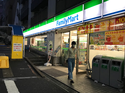 コンビニ　ファミリーマート 牛込柳町駅前店（コンビニ）まで451m