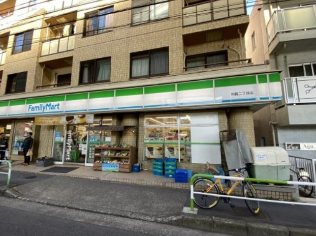 コンビニ　ファミリーマート 用賀二丁目店（コンビニ）まで807m