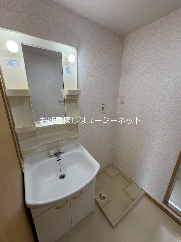 洗面設備　※102号室の写真です。現況と相違がある場合は、現況優先。