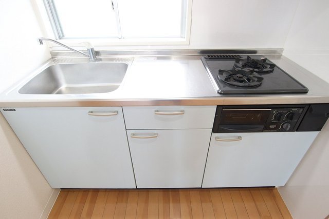 キッチン　写真は同じ間取りの３０２号室です。