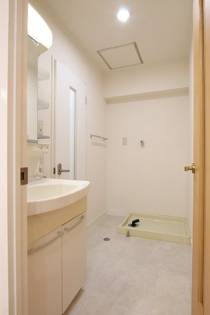 洗面設備　写真は同じ間取りの３０２号室です。