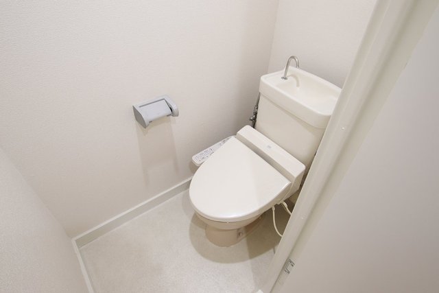 トイレ　写真は同じ間取りの３０２号室です。