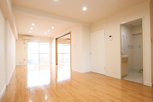 居室・リビング　写真は同じ間取りの３０２号室です。