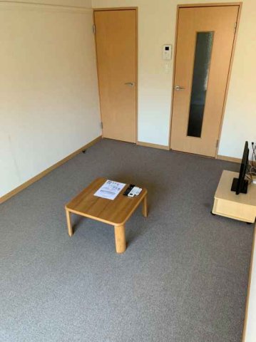 居室・リビング　同タイプ写真の為、現況優先。1階フローリング、2階カーペット