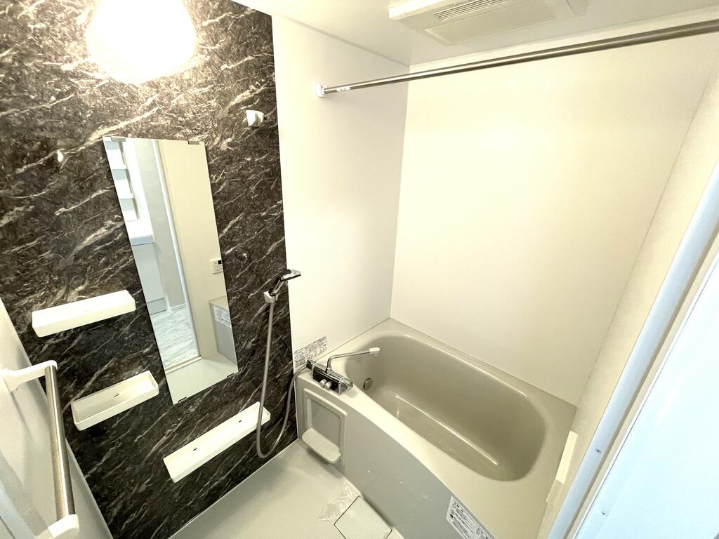 バス・シャワールーム　壁面パネルは高級感があります。