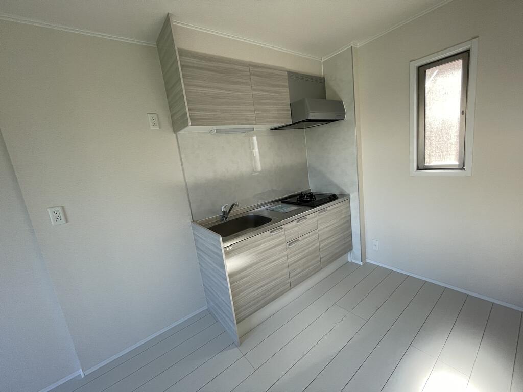 キッチン　キッチンの背面には洗面所があるので家事がスムーズです。