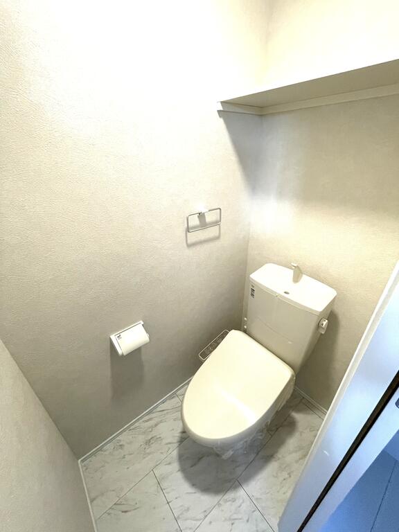 トイレ　清潔感のある大理石調の床です。