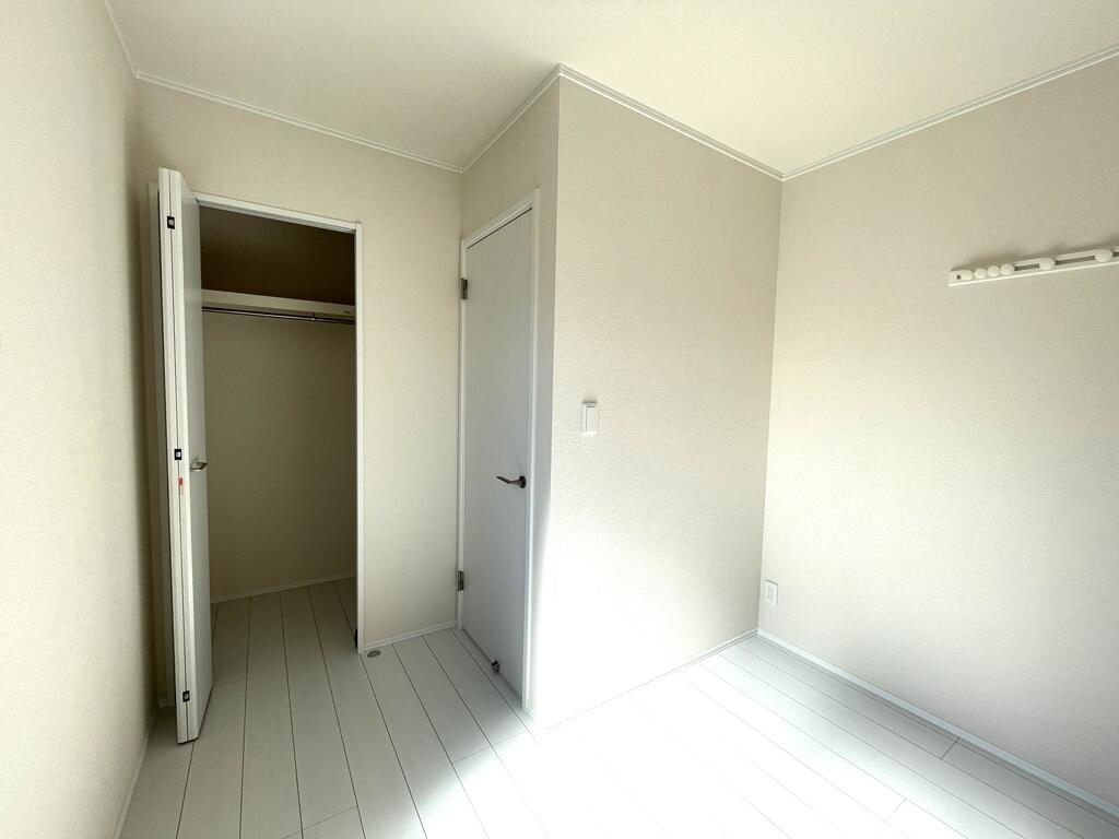 収納　２階の個室、どちらも収納があります。