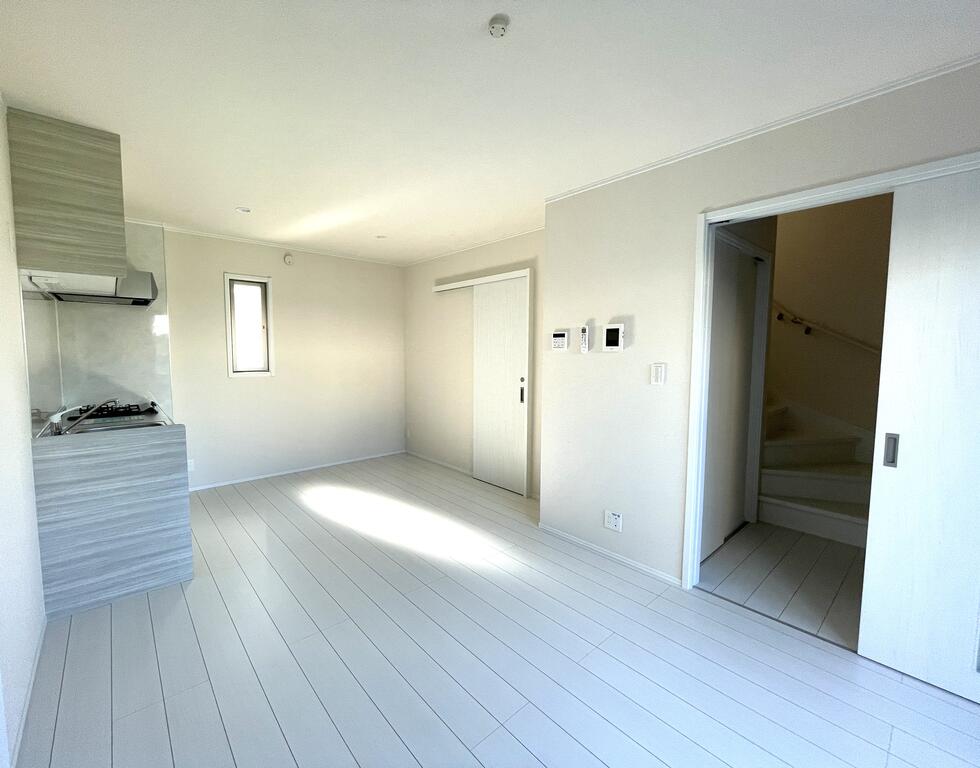 その他　窓側から見たLDKです。手前のドアを出ると玄関です。