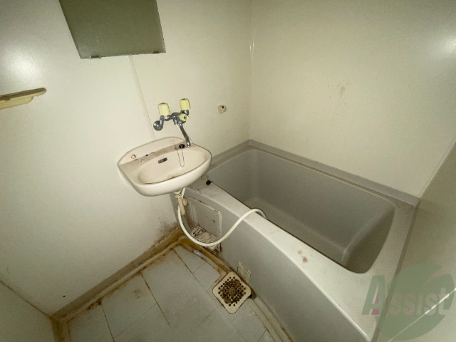 バス・シャワールーム　お風呂はトイレと別で浴室乾燥機が付いてます。