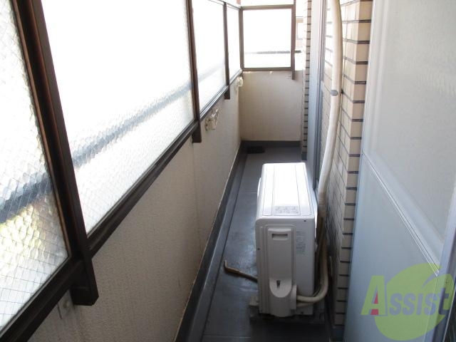 バルコニー　風が吹いてもお洗濯が濡れる心配はありませんよ。嬉しいね