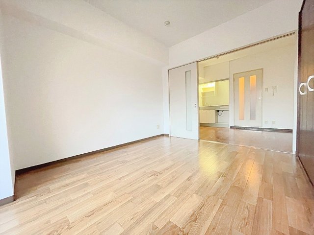 居室・リビング　扉、壁は白を基調にしているのでスッキリとしています