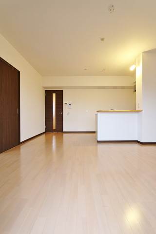 居室・リビング　広々リビングでゆっくりお過ごしください