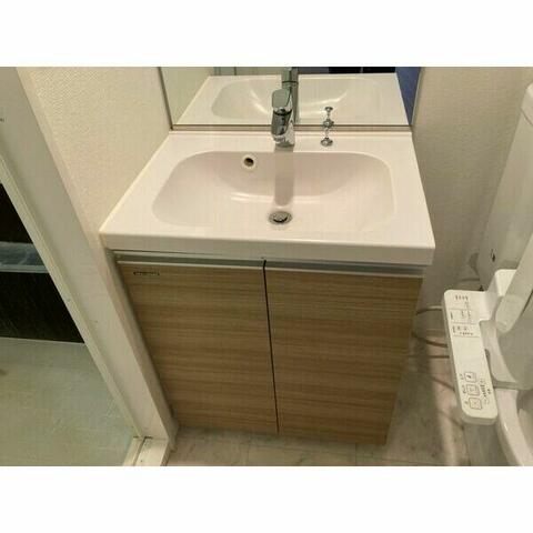 洗面設備　明るい洗面所です