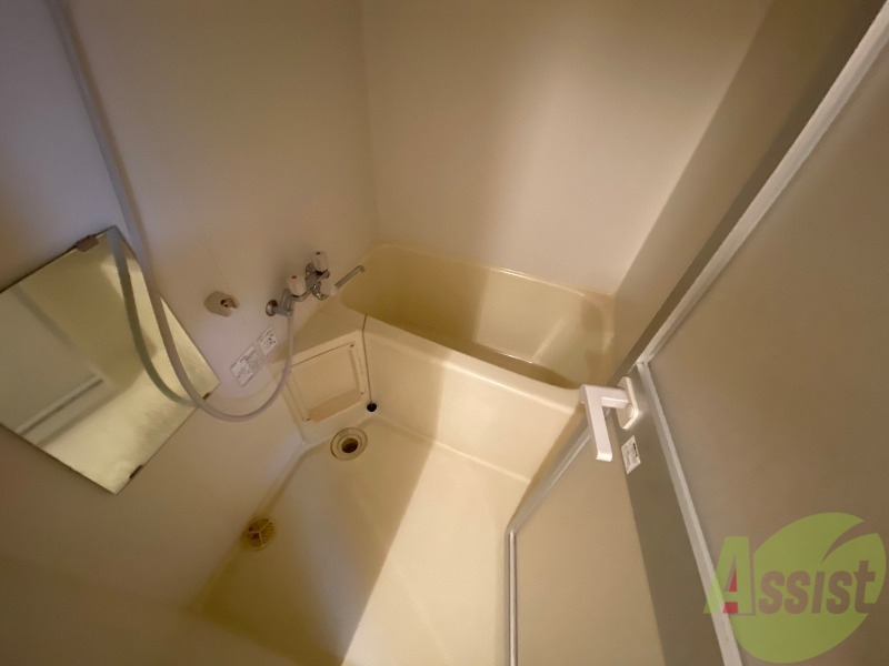 バス・シャワールーム　バスルームは狭すぎず、シャワーも浴びやすそうです。