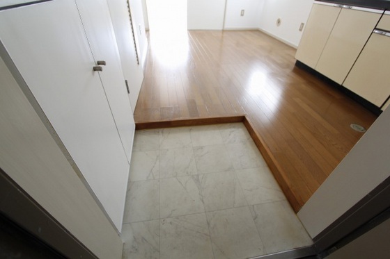 玄関　※別号室の写真です。