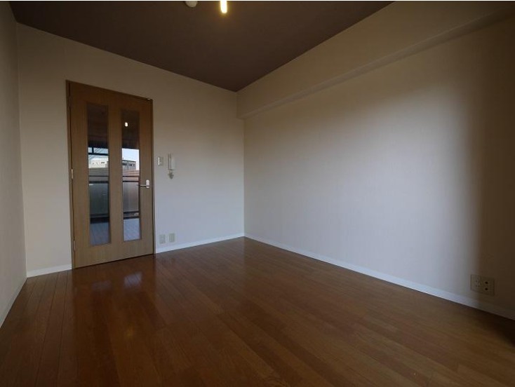 居室・リビング　清潔感あるフローリング