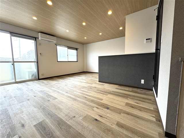 居室・リビング　ダウンライト付きのリビング