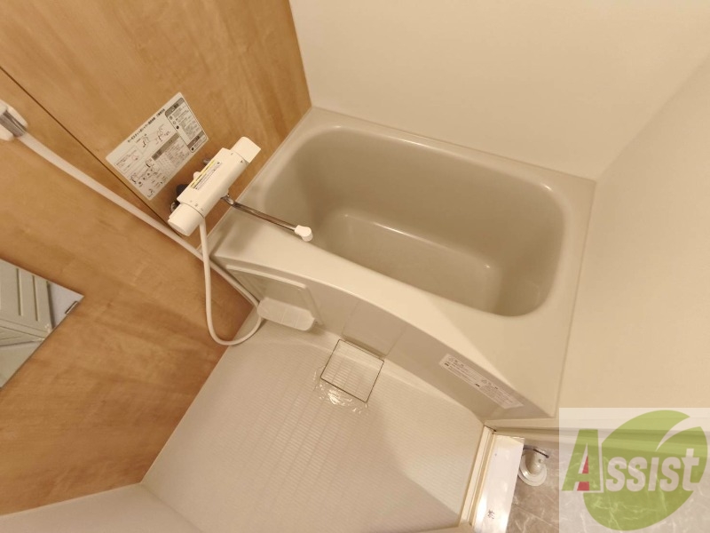 バス・シャワールーム　バスルームは狭すぎず、シャワーも浴びやすそうです。