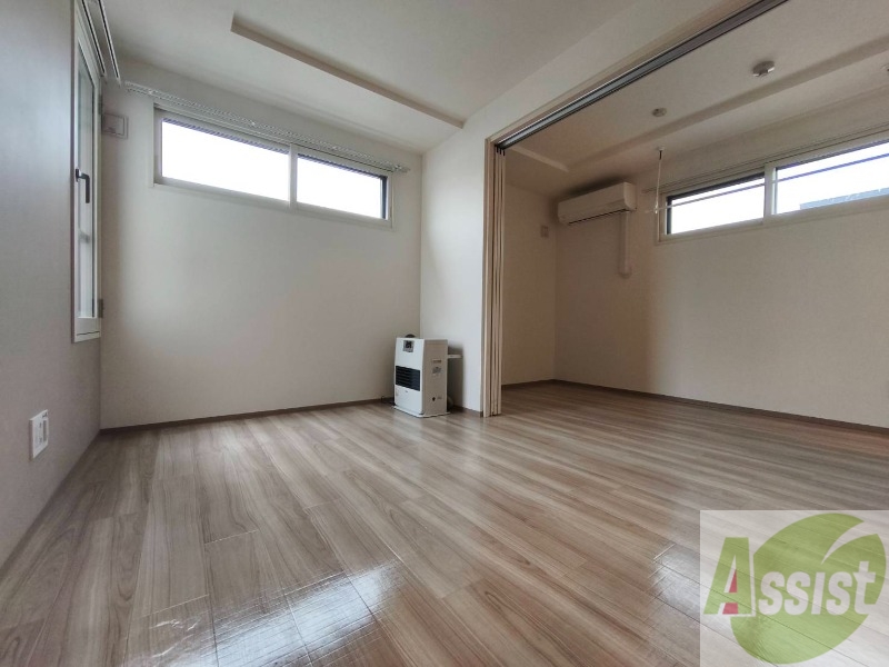 居室・リビング　白さが清潔感を出してくれます。お部屋も明るいですね。