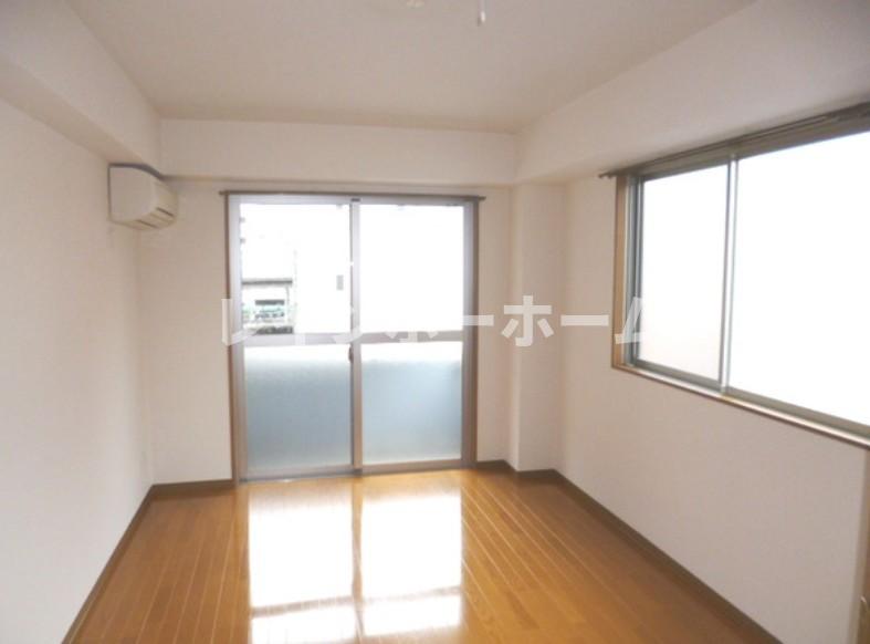 居室・リビング　こちらの居間で趣味の時間をお楽しみください