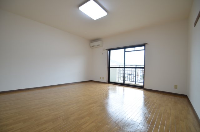 居室・リビング　１２帖と広めの洋室が嬉しいです！