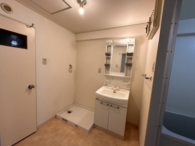 洗面設備　朝の支度に嬉しい独立洗面化粧台※クリーニング前の写真です