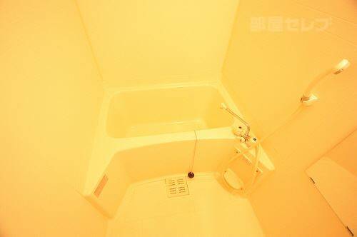 バス・シャワールーム　鮮麗されたホワイトバスルームです