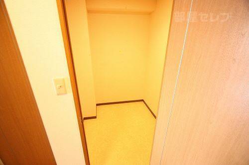 収納　玄関横に大きな納戸があります