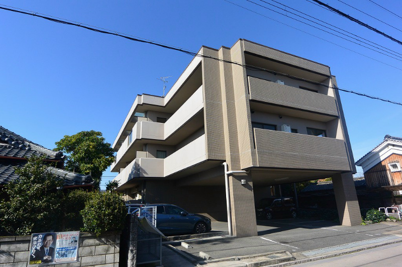 建物外観　３階建鉄筋コンクリート造マンション