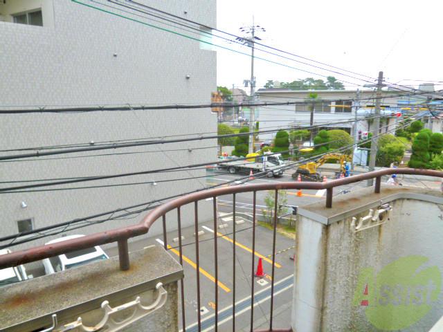 バルコニー　窓を開けて壁だとちょっとさびしい感じがしますもんね。