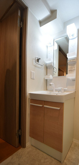 洗面設備　ゆったりとスペースのある洗面所