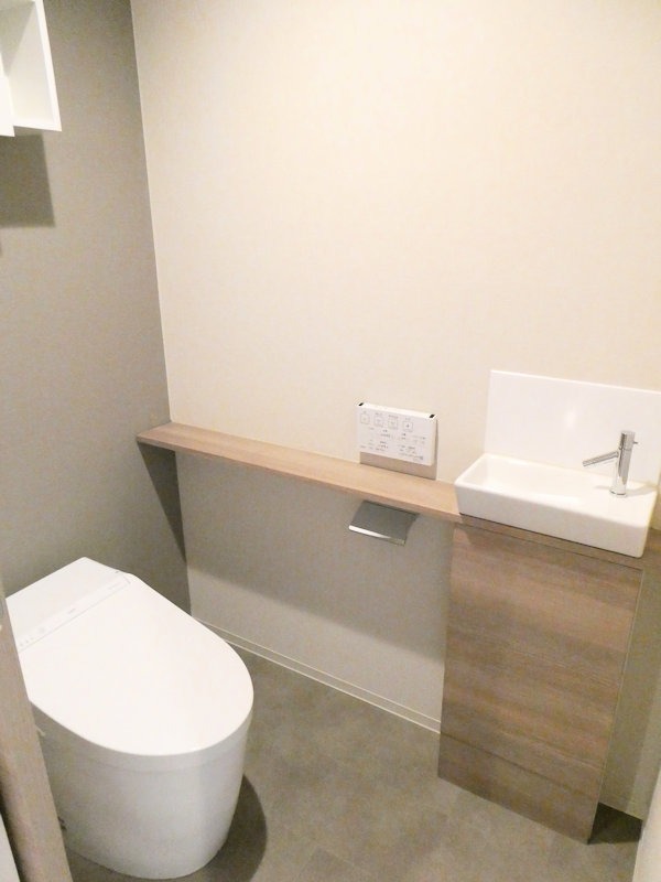 トイレ　温水洗浄のトイレはオシャレな雰囲気☆