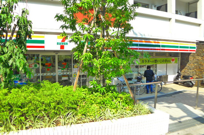 コンビニ　セブンイレブン（コンビニ）まで136m