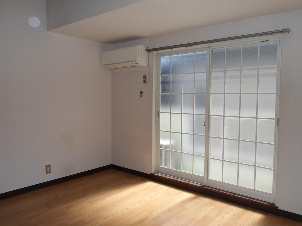 居室・リビング　明るい陽射しの差し込む2階の角部屋