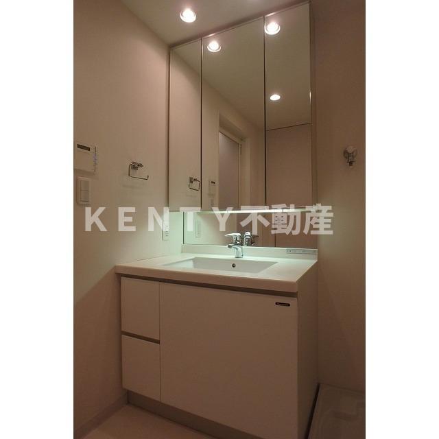 洗面設備　ゆったりとスペースのある洗面所