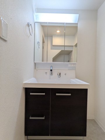 洗面設備　ゆったりとスペースのある洗面所