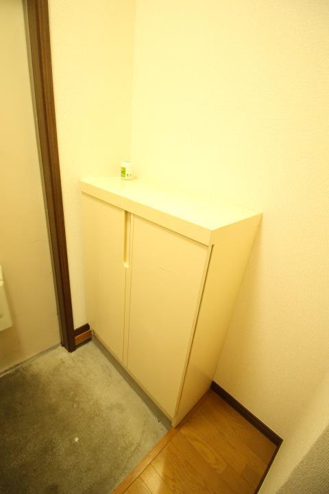 玄関　靴はシューズボックスへ